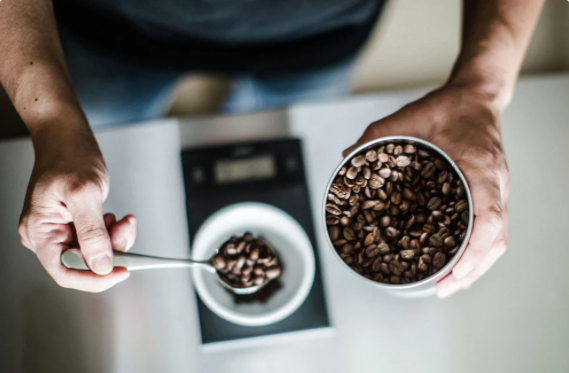 measuring the weight of the idioma coffee beans for perfect coffee.